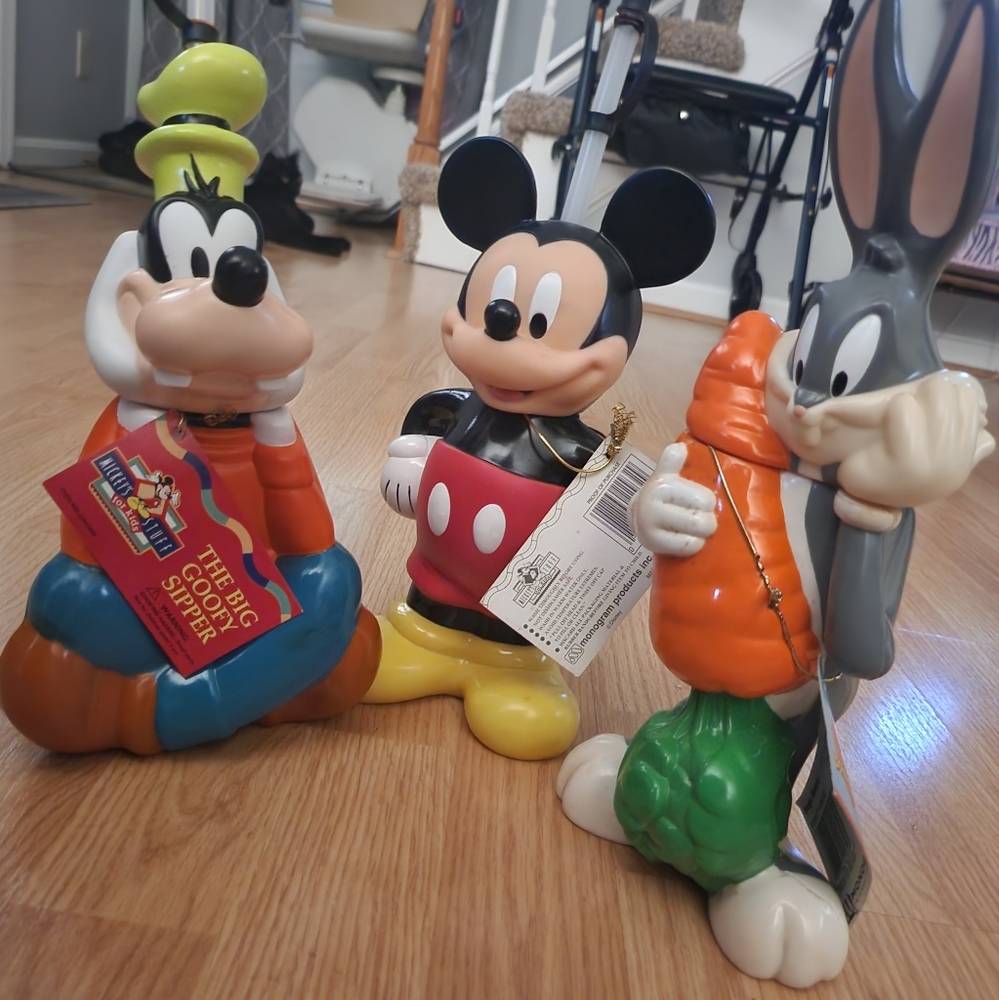Set of 3 Disney sippers, 9, 10 and 11 in. Mickey, Bugs and Goofy. NEW